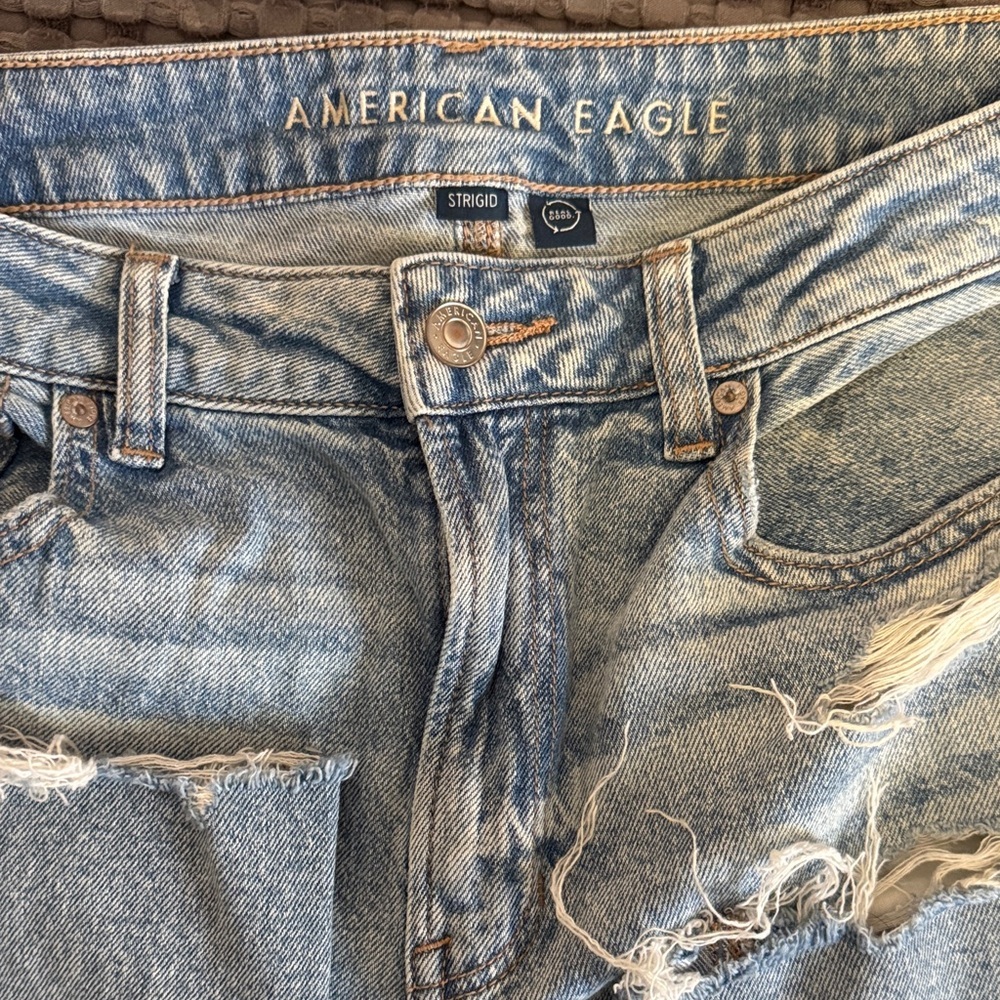American Eagle Outfitters Light Blue Distressed High Rise Mom Jeans - Picture 3 of 7